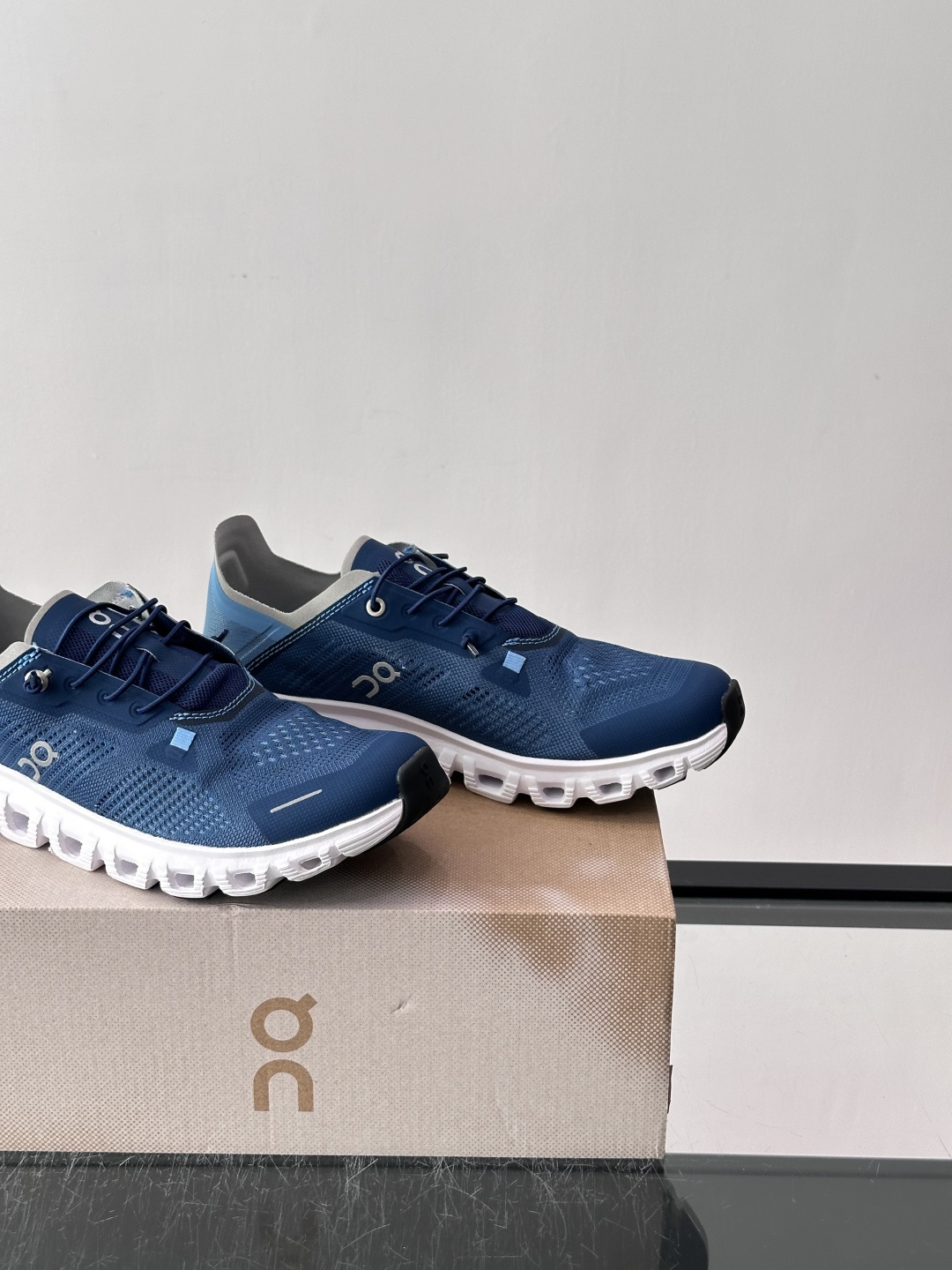 On Holding（昂跑）Cloud 6跑步鞋​​，飞织网面鞋身， CloudTec 缓震底，鞋舌上有"OC"标识。 