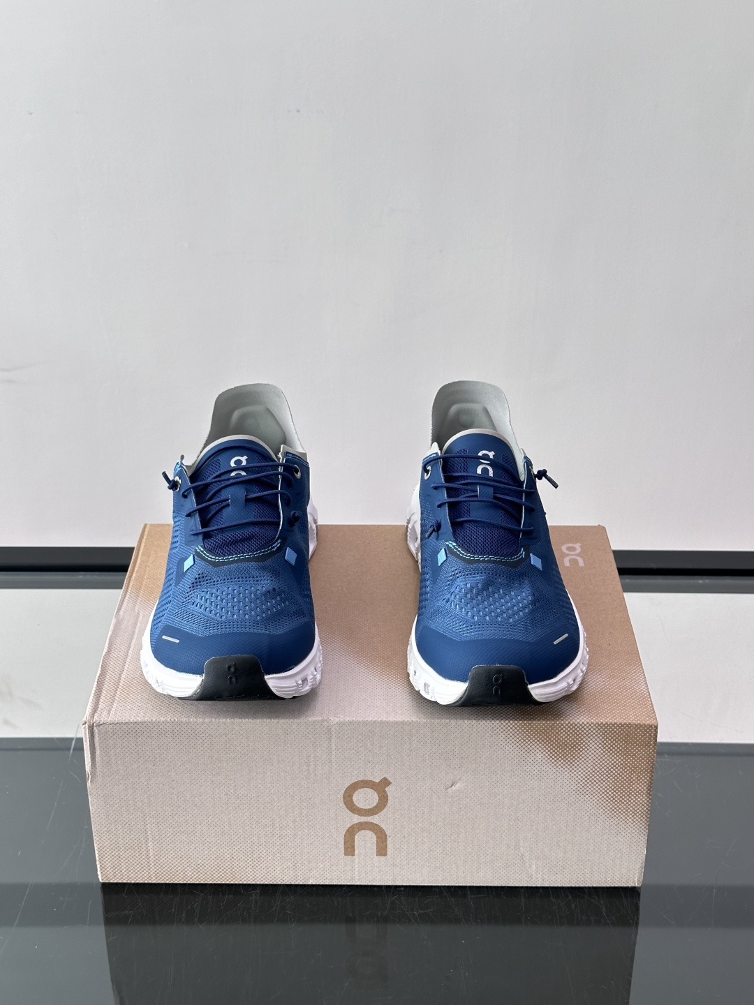 On Holding（昂跑）Cloud 6跑步鞋​​，飞织网面鞋身， CloudTec 缓震底，鞋舌上有"OC"标识。 