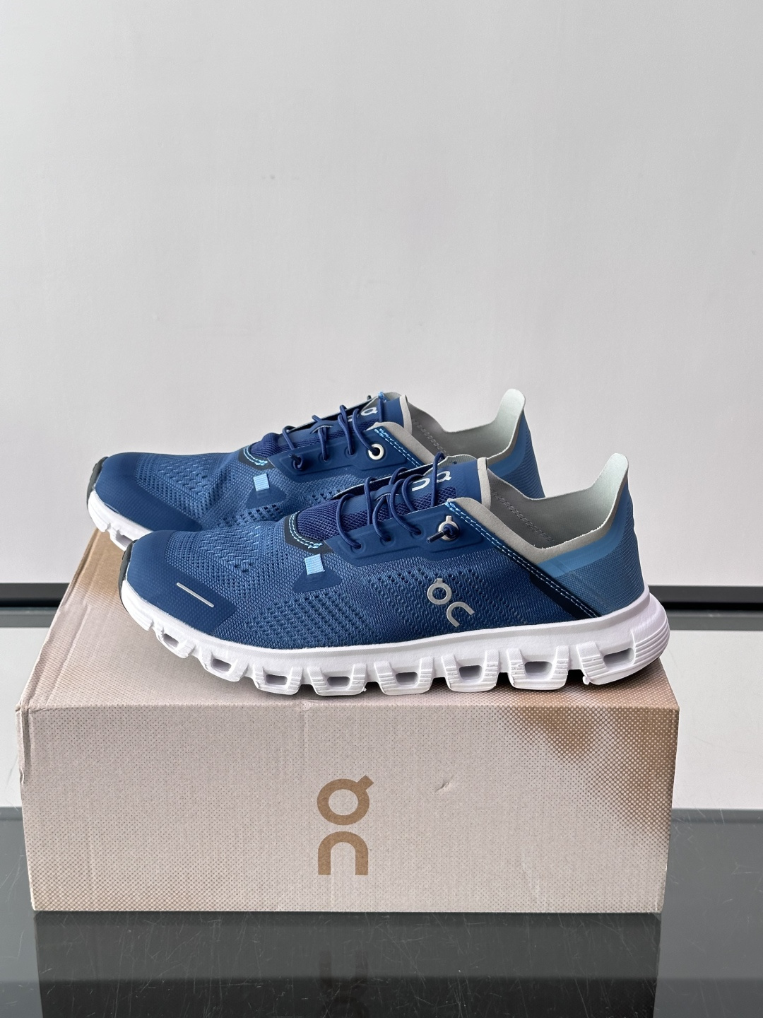 On Holding（昂跑）Cloud 6跑步鞋​​，飞织网面鞋身， CloudTec 缓震底，鞋舌上有"OC"标识。 