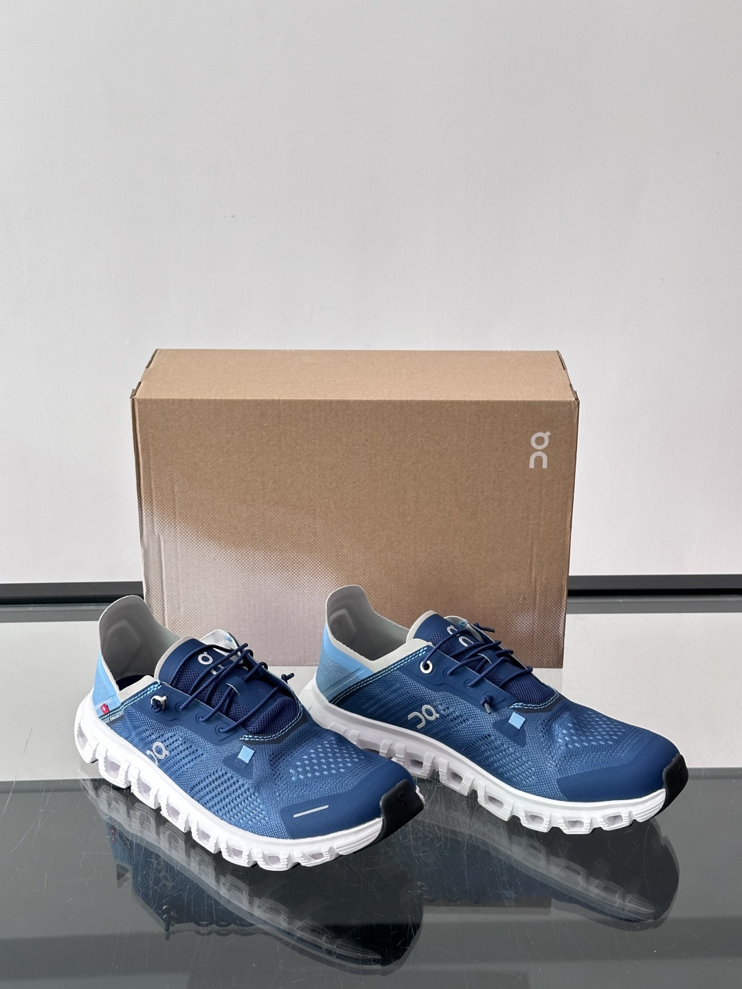 On Holding（昂跑）Cloud 6跑步鞋​​，飞织网面鞋身， CloudTec 缓震底，鞋舌上有"OC"标识。 