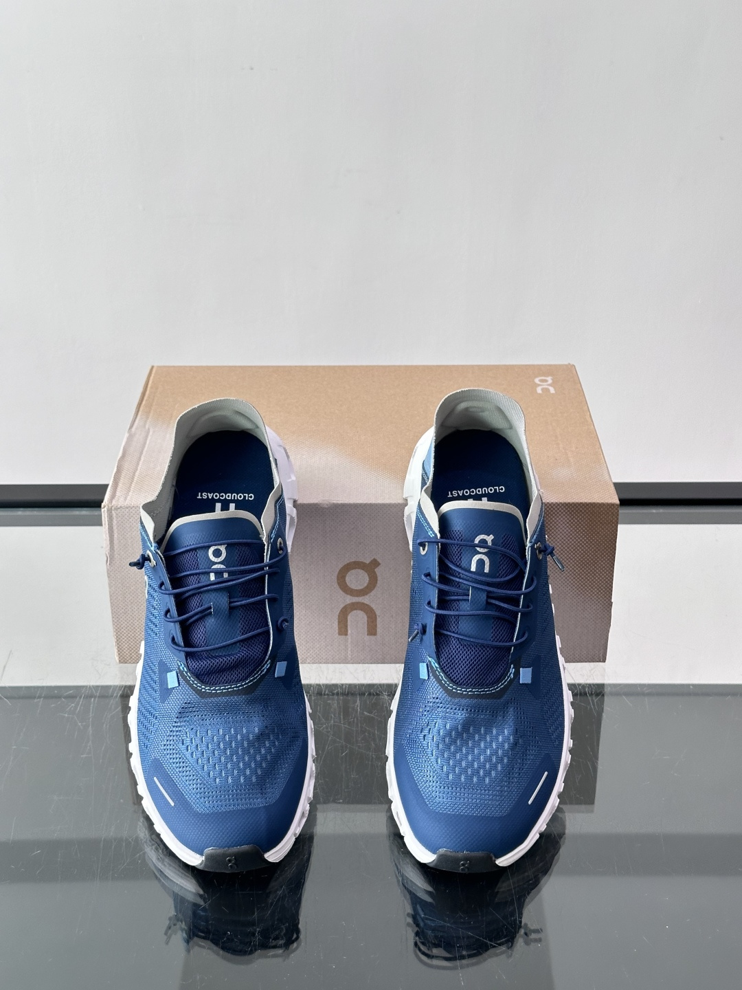 On Holding（昂跑）Cloud 6跑步鞋​​，飞织网面鞋身， CloudTec 缓震底，鞋舌上有"OC"标识。 