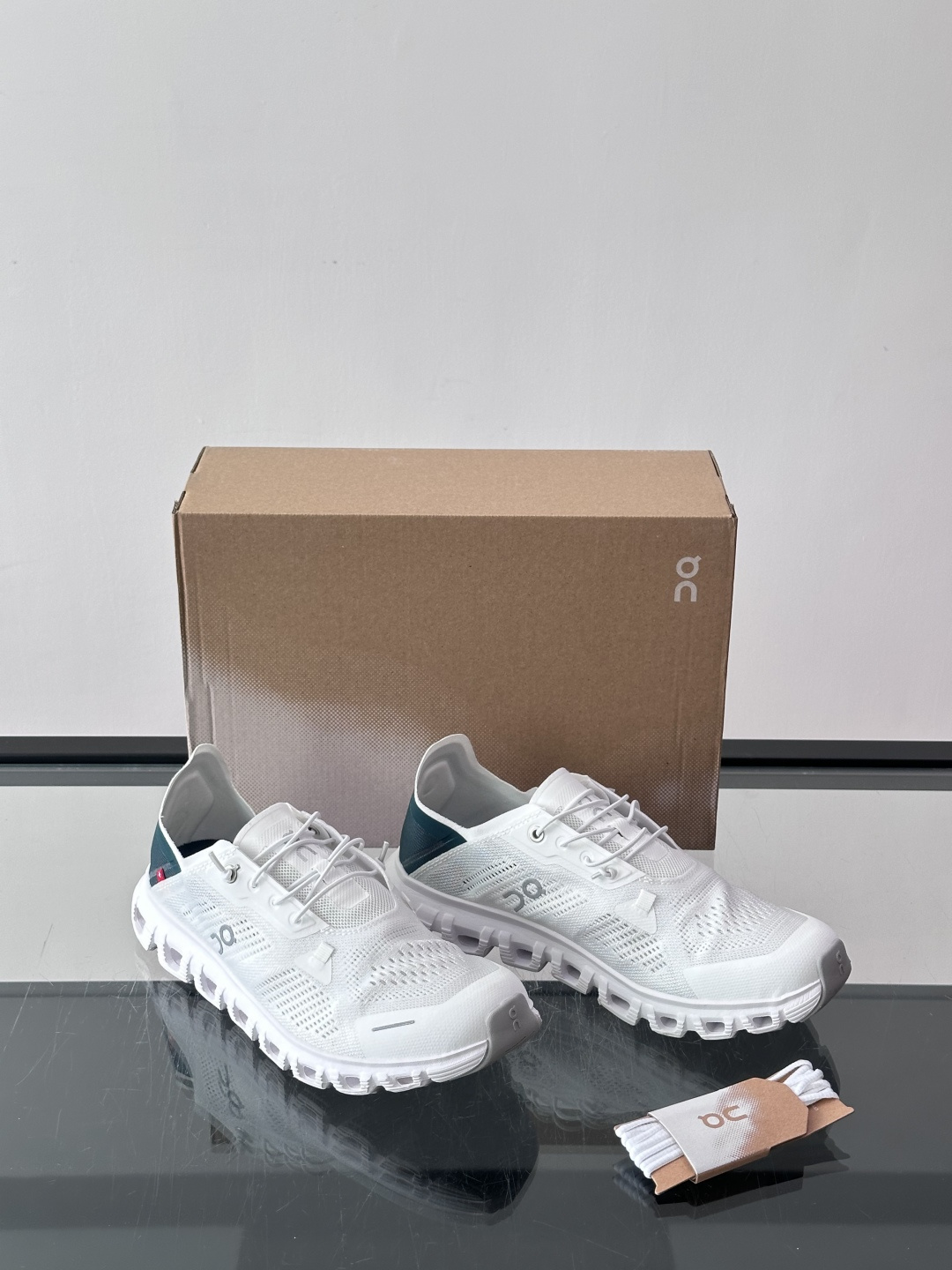 On Holding（昂跑）Cloud 5 跑步鞋​​，飞织网面鞋身， CloudTec 缓震底，鞋舌上有"OC"标识。