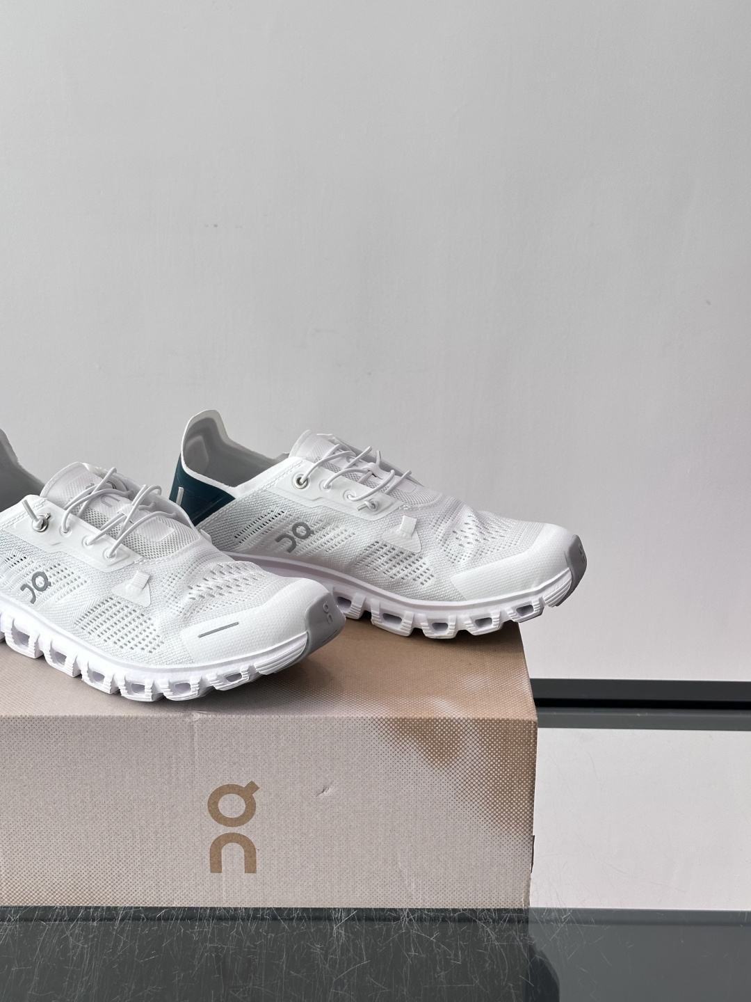 On Holding（昂跑）Cloud 5 跑步鞋​​，飞织网面鞋身， CloudTec 缓震底，鞋舌上有"OC"标识。