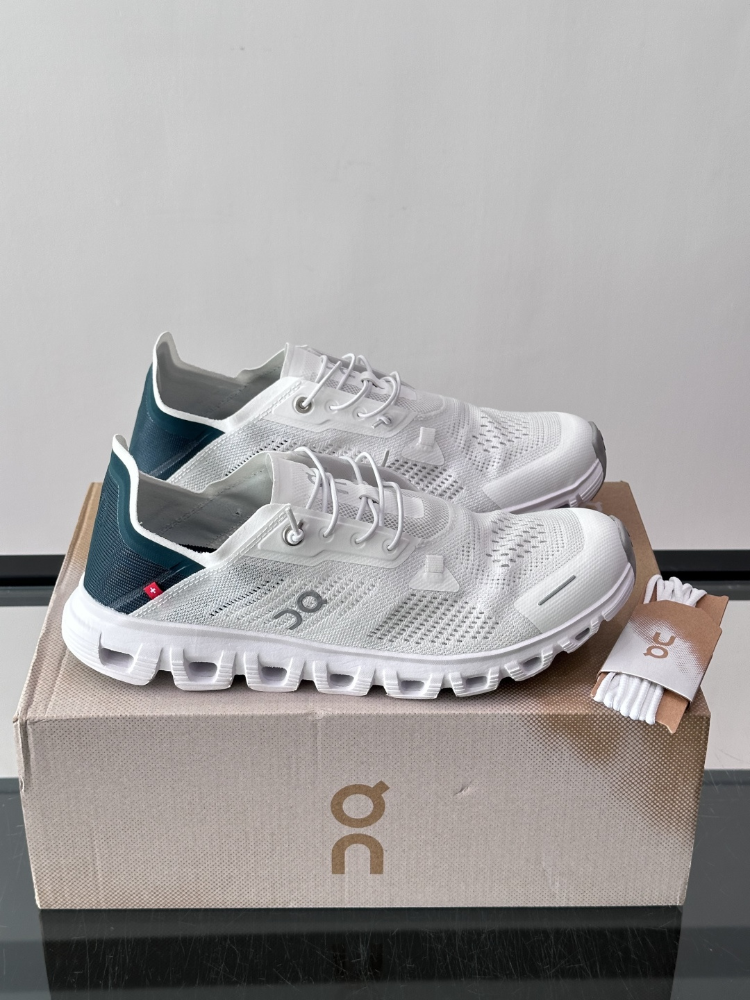 On Holding(昂跑)Cloud 5 跑步鞋,飞织网面鞋身, CloudTec 缓震底,鞋舌上有"OC"标识。 On Holding(昂跑)Cloud 5 跑步鞋,飞织网面鞋身, CloudTec 缓震底,鞋舌上有"OC"标识。