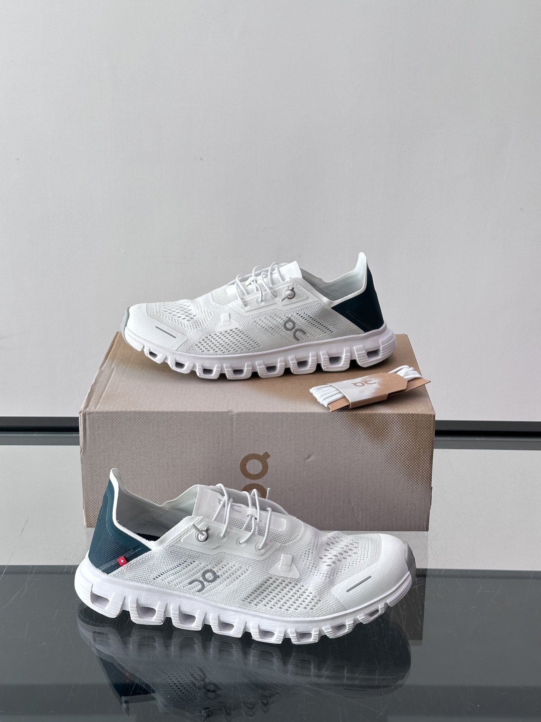 On Holding（昂跑）Cloud 5 跑步鞋​​，飞织网面鞋身， CloudTec 缓震底，鞋舌上有"OC"标识。