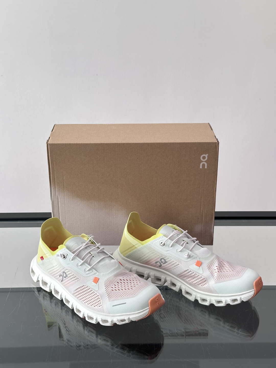 On Holding（昂跑）Cloud 5 跑步鞋​​，飞织网面鞋身， CloudTec 缓震底，鞋舌上有"OC"标识。