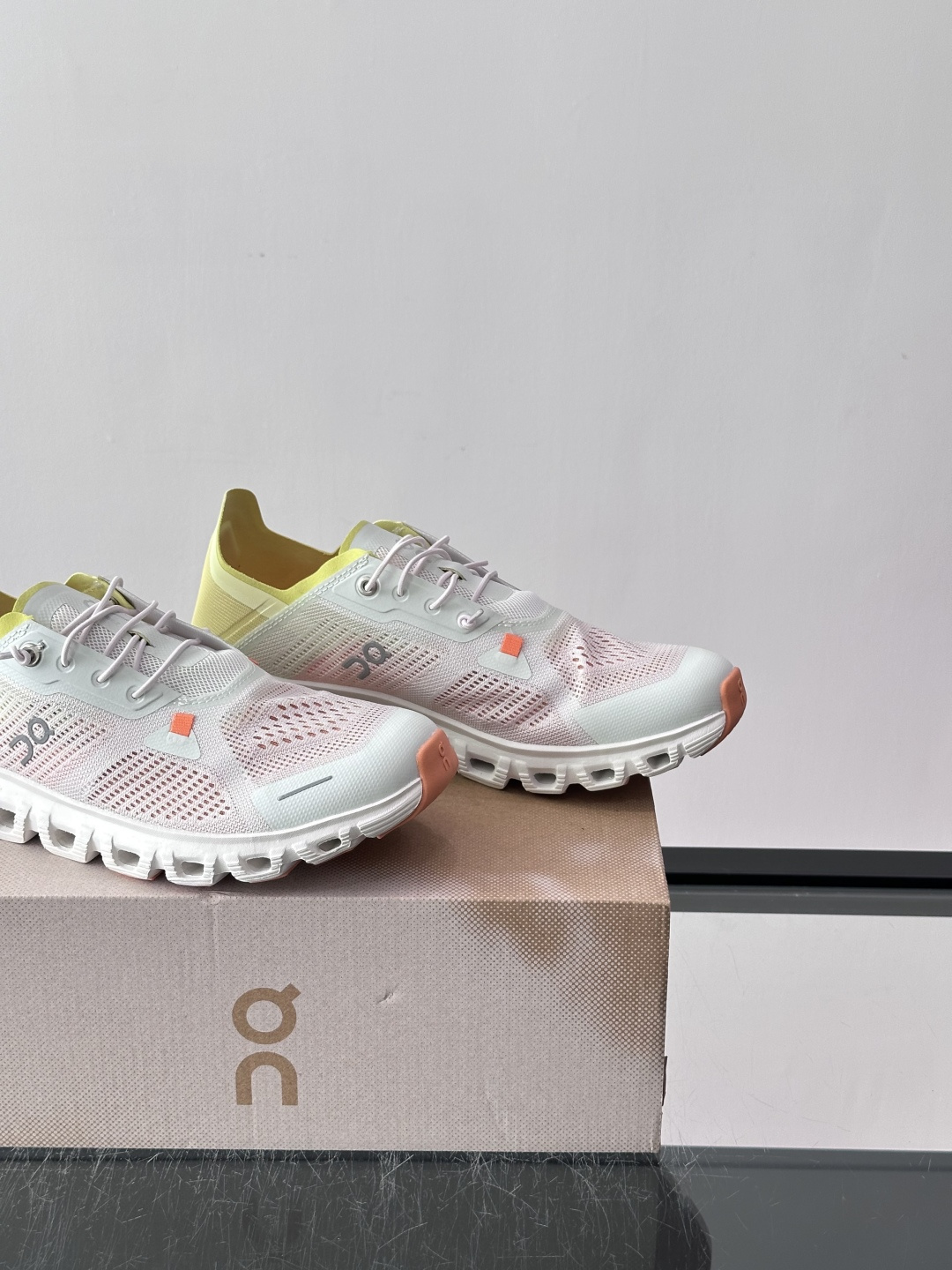 On Holding（昂跑）Cloud 5 跑步鞋​​，飞织网面鞋身， CloudTec 缓震底，鞋舌上有"OC"标识。