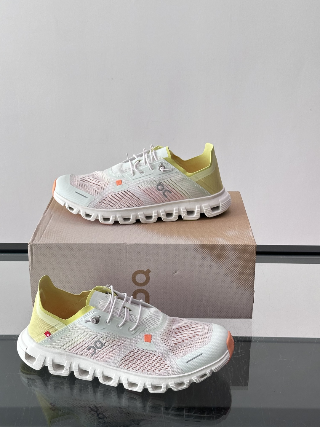 On Holding（昂跑）Cloud 5 跑步鞋​​，飞织网面鞋身， CloudTec 缓震底，鞋舌上有"OC"标识。