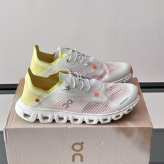 On Holding(昂跑)Cloud 5 跑步鞋,飞织网面鞋身, CloudTec 缓震底,鞋舌上有"OC"标识。 On Holding(昂跑)Cloud 5 跑步鞋,飞织网面鞋身, CloudTec 缓震底,鞋舌上有"OC"标识。
