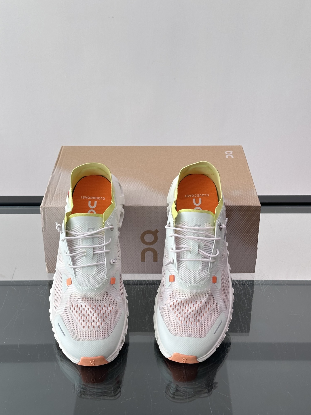 On Holding（昂跑）Cloud 5 跑步鞋​​，飞织网面鞋身， CloudTec 缓震底，鞋舌上有"OC"标识。
