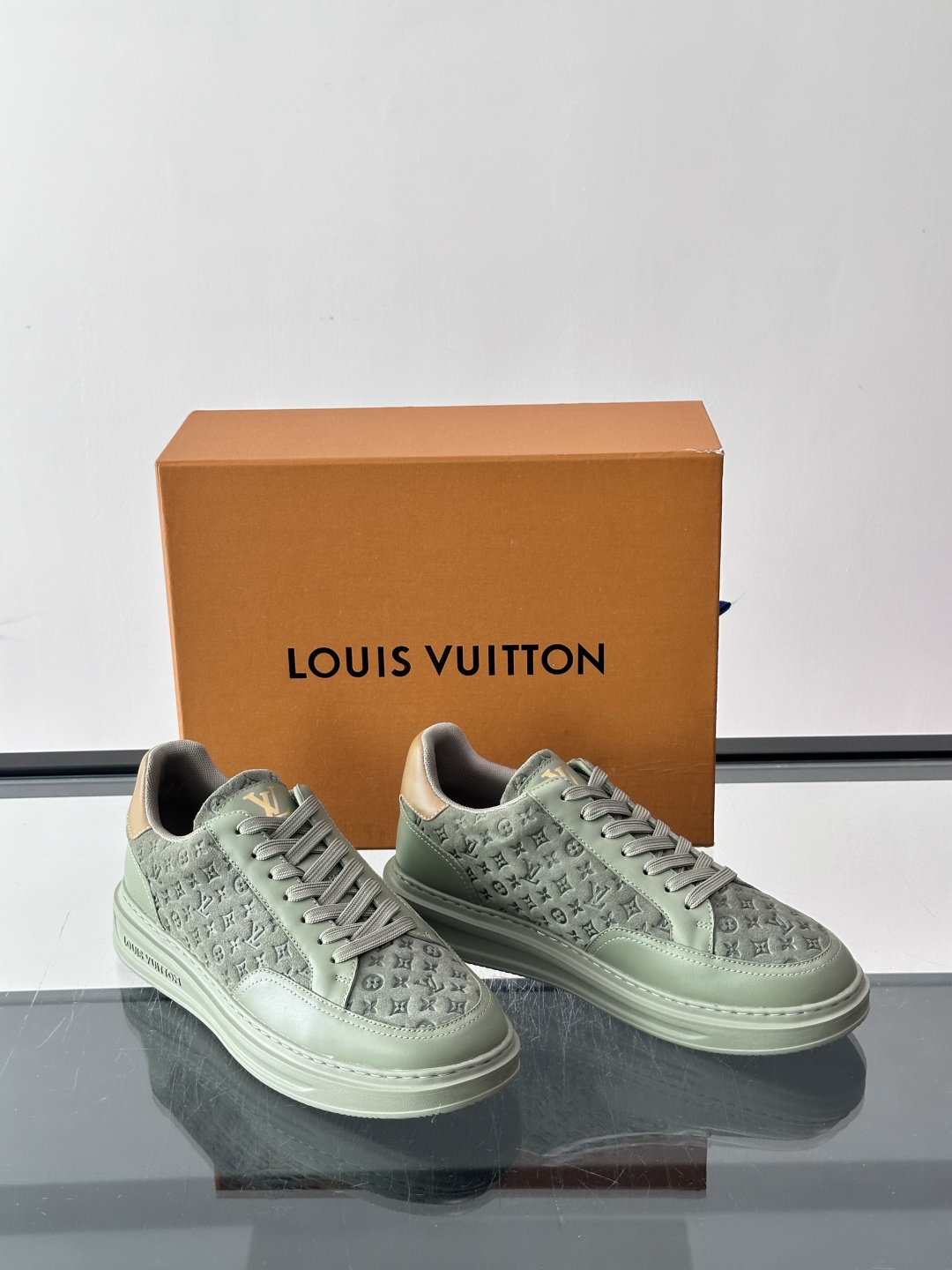 LV🌸BEVERLY HILLS 运动鞋本款 Beverly Hills 运动鞋为绒面牛皮革压印迷你 Monogram LV🌸BEVERLY HILLS 运动鞋本款 Beverly Hills 运动鞋为绒面牛皮革压印迷你 Monogram