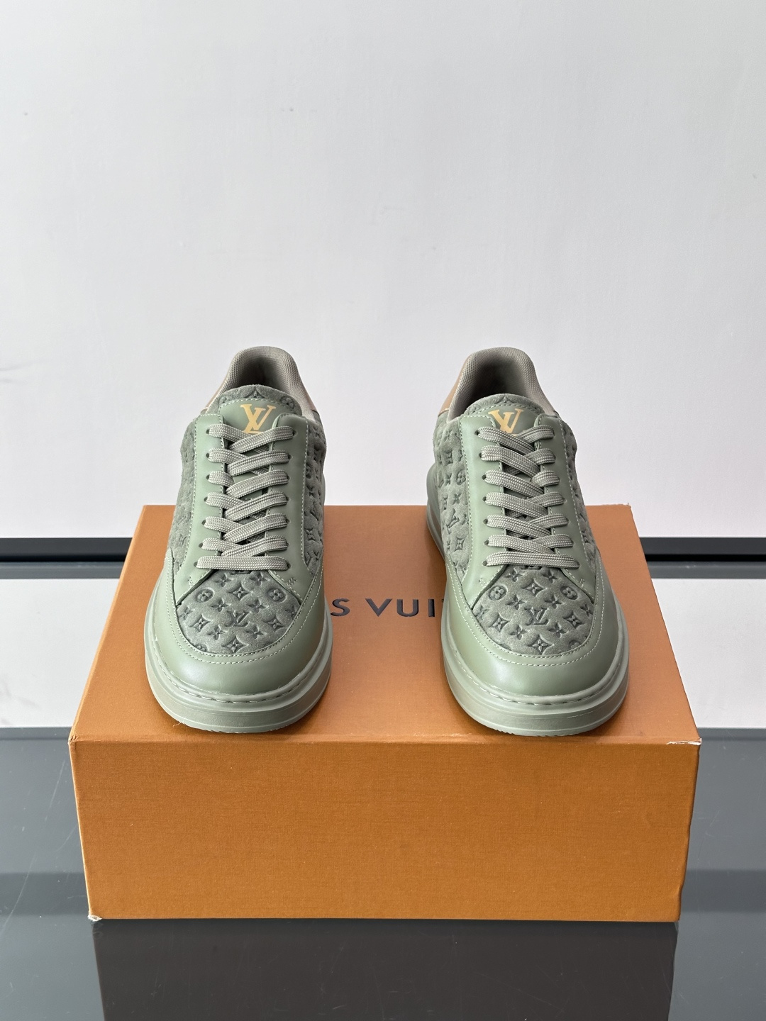 LV🌸BEVERLY HILLS 运动鞋本款 Beverly Hills 运动鞋为绒面牛皮革压印迷你 Monogram LV🌸BEVERLY HILLS 运动鞋本款 Beverly Hills 运动鞋为绒面牛皮革压印迷你 Monogram