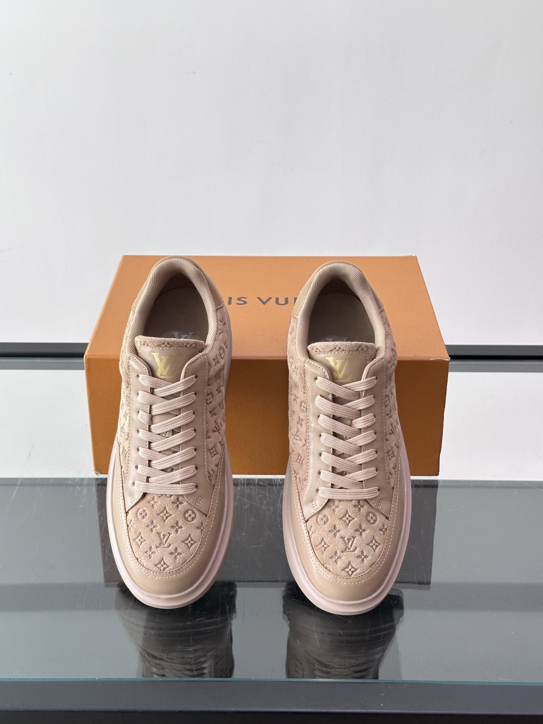 LV🌸BEVERLY HILLS 运动鞋本款 Beverly Hills 运动鞋为绒面牛皮革压印迷你 Monogram LV🌸BEVERLY HILLS 运动鞋本款 Beverly Hills 运动鞋为绒面牛皮革压印迷你 Monogram