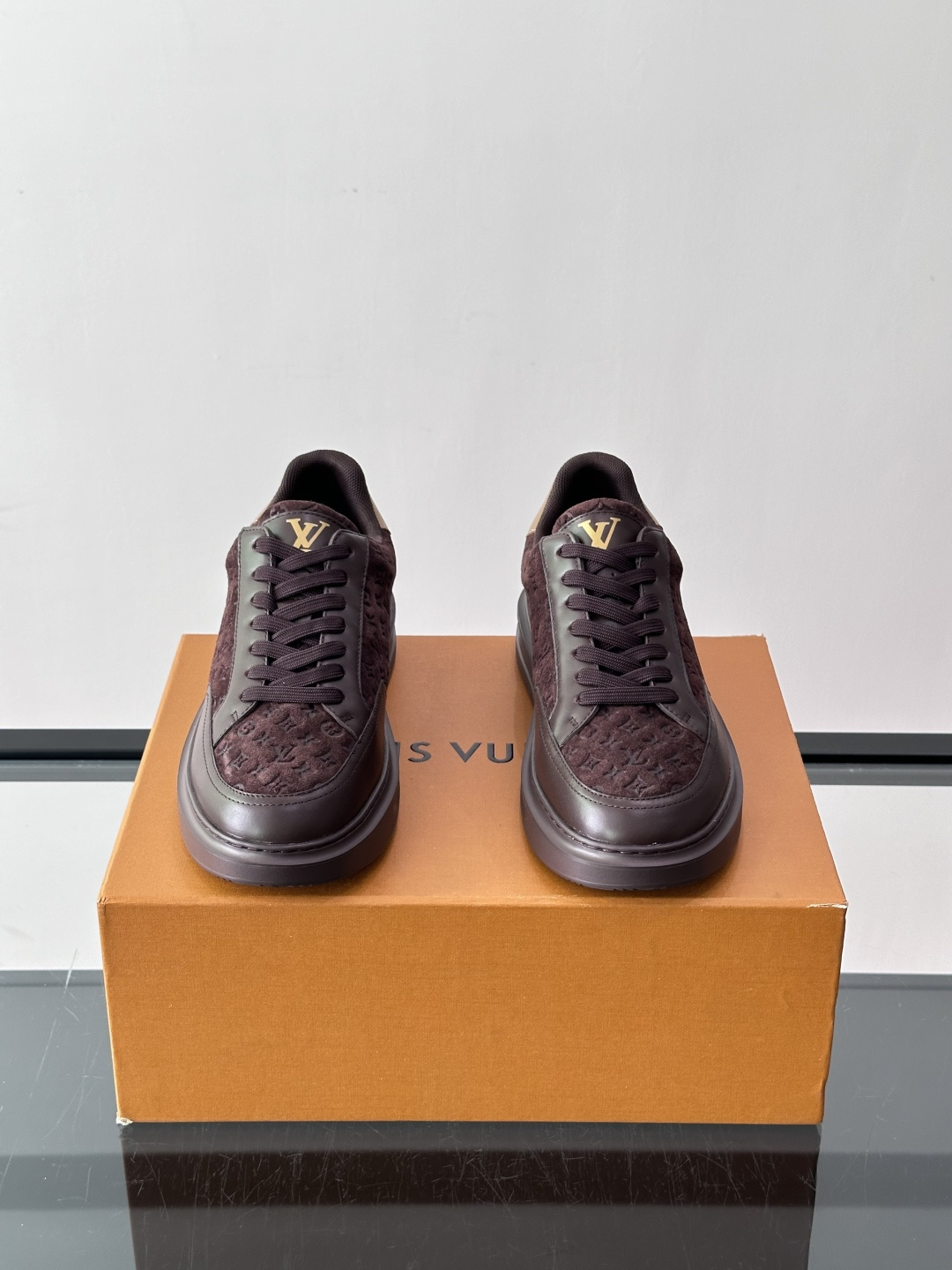 LV🌸BEVERLY HILLS 运动鞋本款 Beverly Hills 运动鞋为绒面牛皮革压印迷你 Monogram LV🌸BEVERLY HILLS 运动鞋本款 Beverly Hills 运动鞋为绒面牛皮革压印迷你 Monogram