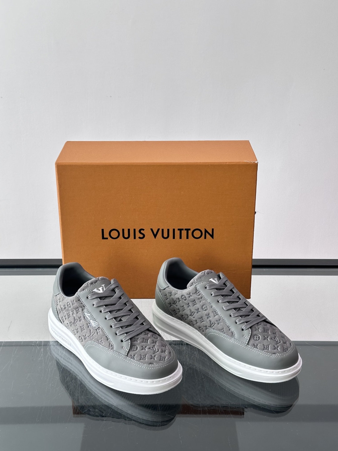 LV🌸BEVERLY HILLS 运动鞋本款 Beverly Hills 运动鞋为绒面牛皮革压印迷你 Monogram LV🌸BEVERLY HILLS 运动鞋本款 Beverly Hills 运动鞋为绒面牛皮革压印迷你 Monogram