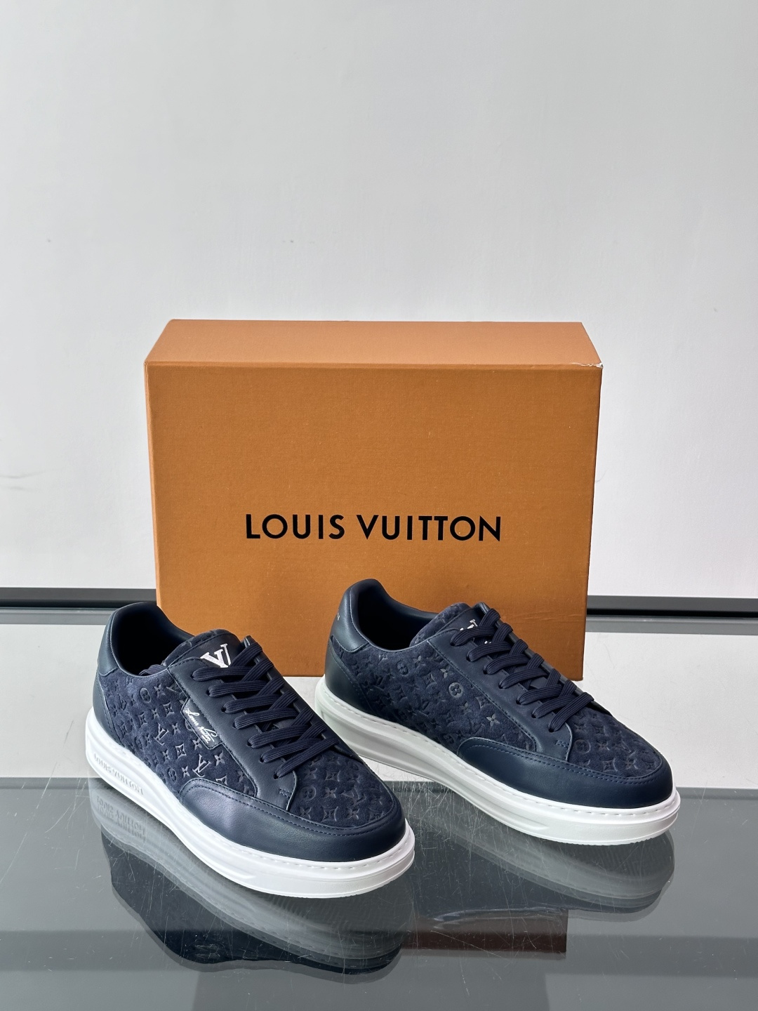 LV🌸BEVERLY HILLS 运动鞋本款 Beverly Hills 运动鞋为绒面牛皮革压印迷你 Monogram LV🌸BEVERLY HILLS 运动鞋本款 Beverly Hills 运动鞋为绒面牛皮革压印迷你 Monogram
