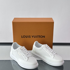Louis Vuitton 男士休闲板鞋,皮革 + 网孔拼接鞋面,"Louis Vuitton"手写标在鞋舌上,厚底 Louis Vuitton 男士休闲板鞋,皮革 + 网孔拼接鞋面,"Louis Vuitton"手写标在鞋舌上,厚底