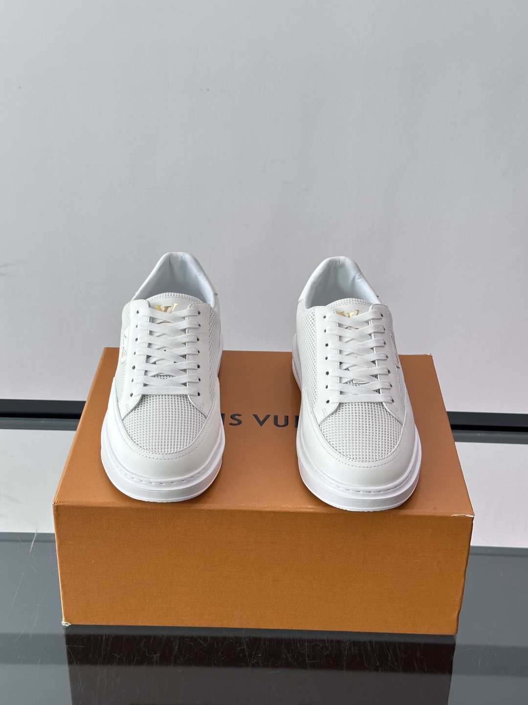 Louis Vuitton 男士休闲板鞋,皮革 + 网孔拼接鞋面,"Louis Vuitton"手写标在鞋舌上,厚底 Louis Vuitton 男士休闲板鞋,皮革 + 网孔拼接鞋面,"Louis Vuitton"手写标在鞋舌上,厚底