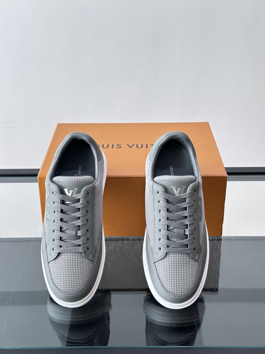 Louis Vuitton 男士休闲板鞋​​，皮革 + 网孔拼接鞋面，"Louis Vuitton"手写标在鞋舌上，厚底