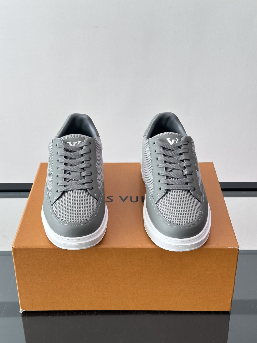 Louis Vuitton 男士休闲板鞋​​，皮革 + 网孔拼接鞋面，"Louis Vuitton"手写标在鞋舌上，厚底