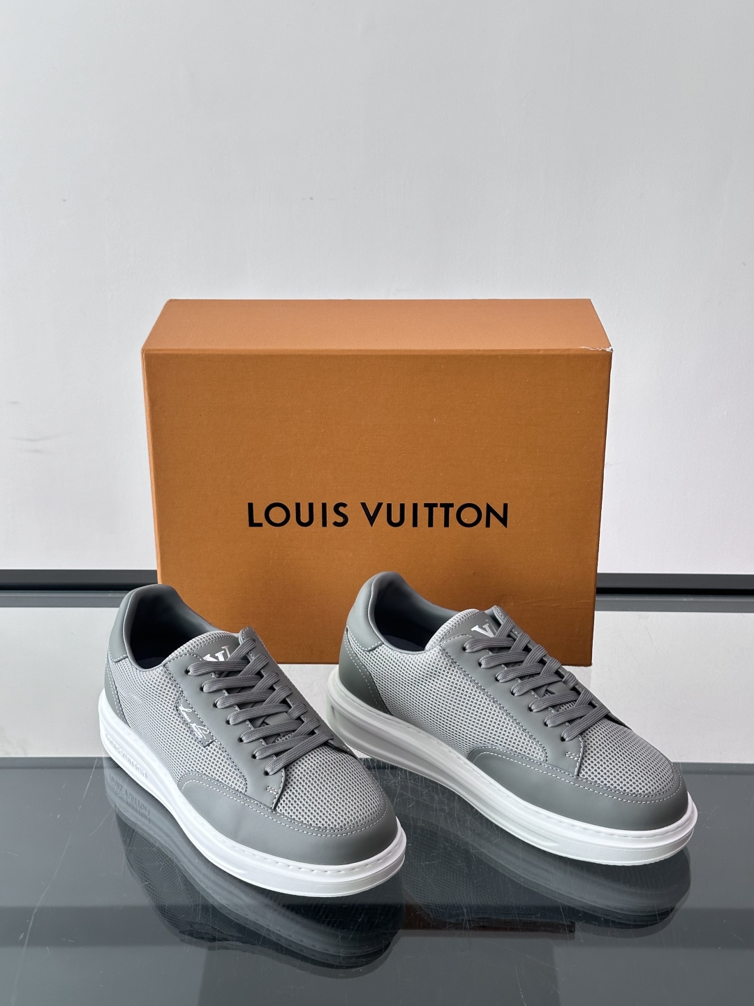 Louis Vuitton 男士休闲板鞋​​，皮革 + 网孔拼接鞋面，"Louis Vuitton"手写标在鞋舌上，厚底