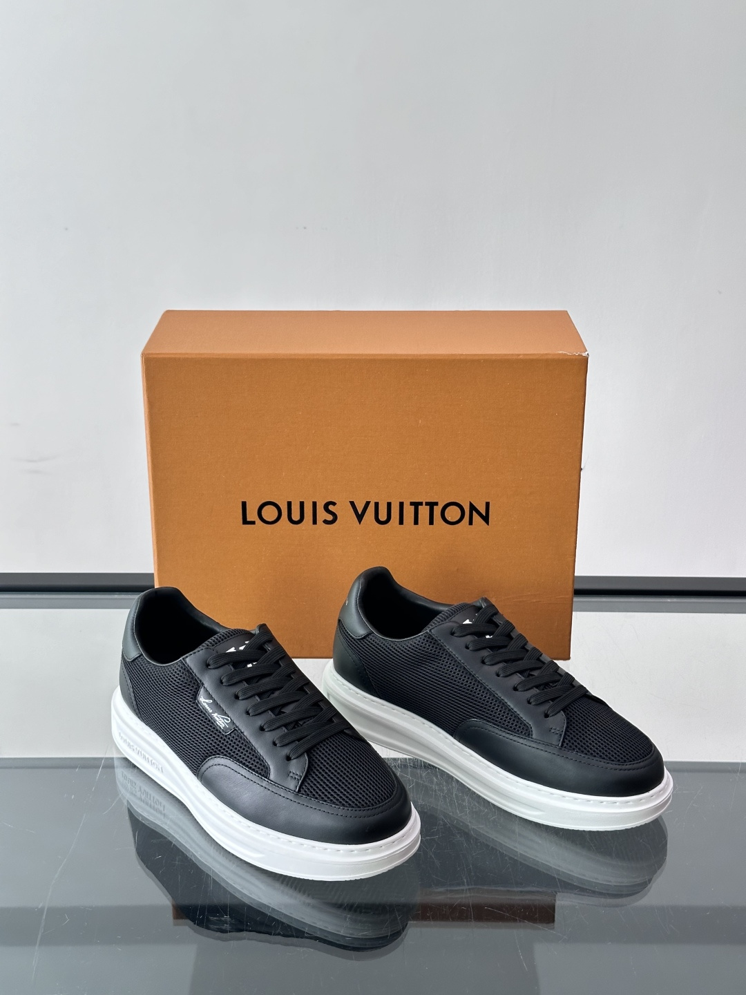Louis Vuitton 男士休闲板鞋,皮革 + 网孔拼接鞋面,"Louis Vuitton"手写标在鞋舌上,厚底 Louis Vuitton 男士休闲板鞋,皮革 + 网孔拼接鞋面,"Louis Vuitton"手写标在鞋舌上,厚底