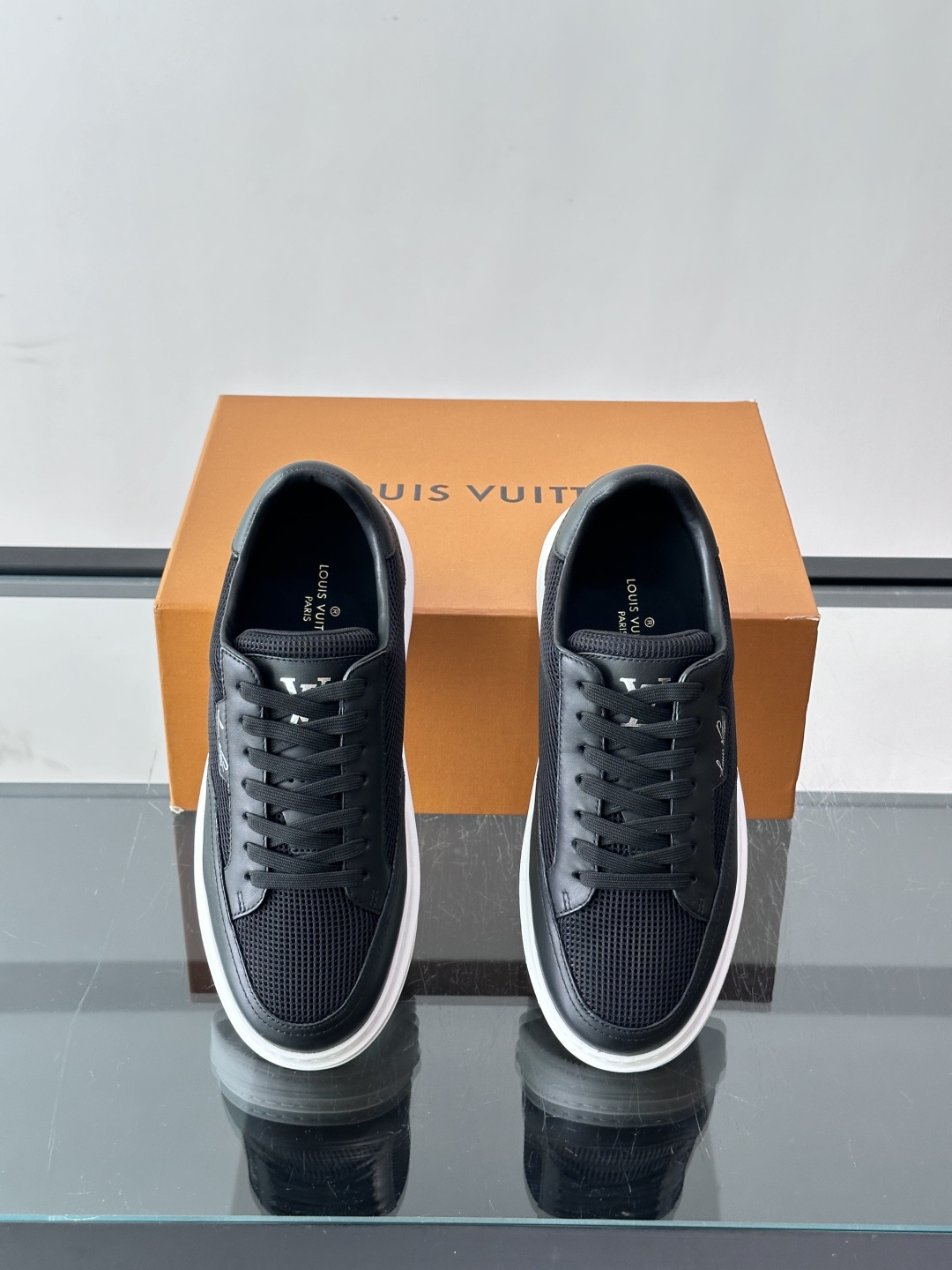 Louis Vuitton 男士休闲板鞋,皮革 + 网孔拼接鞋面,"Louis Vuitton"手写标在鞋舌上,厚底 Louis Vuitton 男士休闲板鞋,皮革 + 网孔拼接鞋面,"Louis Vuitton"手写标在鞋舌上,厚底