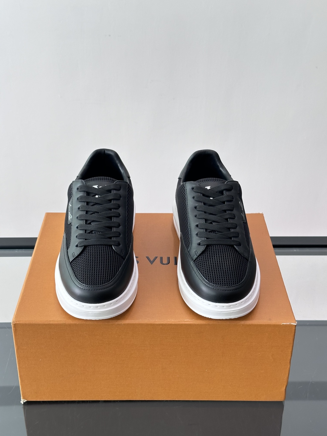 Louis Vuitton 男士休闲板鞋,皮革 + 网孔拼接鞋面,"Louis Vuitton"手写标在鞋舌上,厚底 Louis Vuitton 男士休闲板鞋,皮革 + 网孔拼接鞋面,"Louis Vuitton"手写标在鞋舌上,厚底