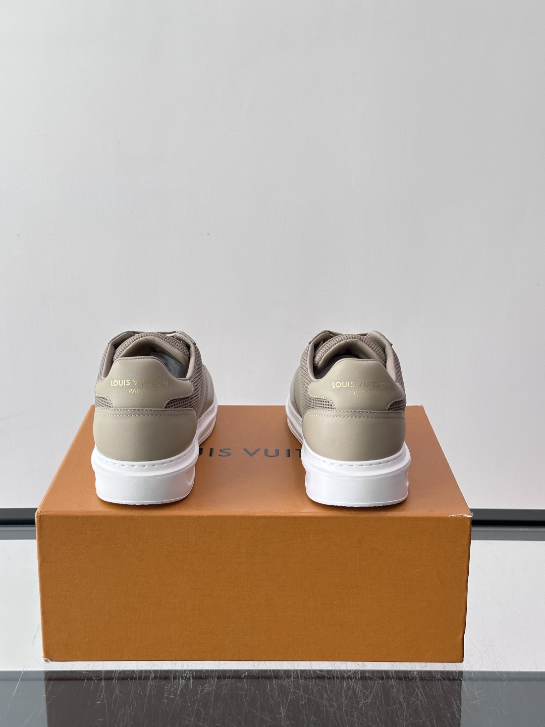 Louis Vuitton 男士休闲板鞋​​，皮革 + 网孔拼接鞋面，"Louis Vuitton"手写标在鞋舌上，厚底