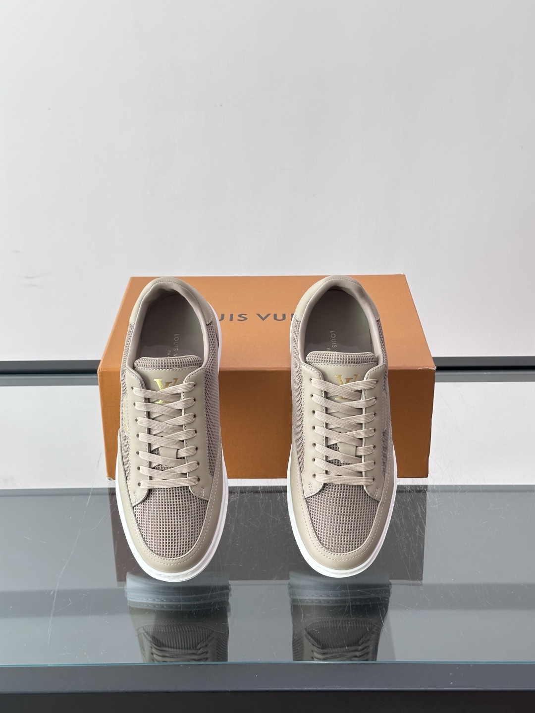 Louis Vuitton 男士休闲板鞋​​，皮革 + 网孔拼接鞋面，"Louis Vuitton"手写标在鞋舌上，厚底