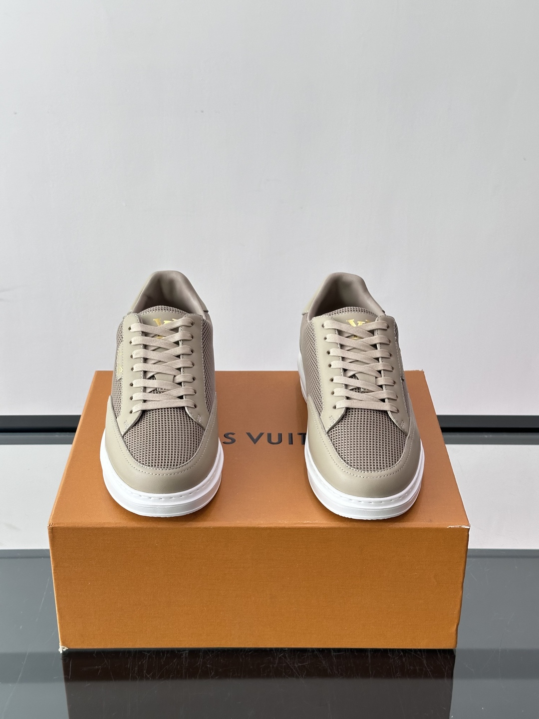 Louis Vuitton 男士休闲板鞋​​，皮革 + 网孔拼接鞋面，"Louis Vuitton"手写标在鞋舌上，厚底