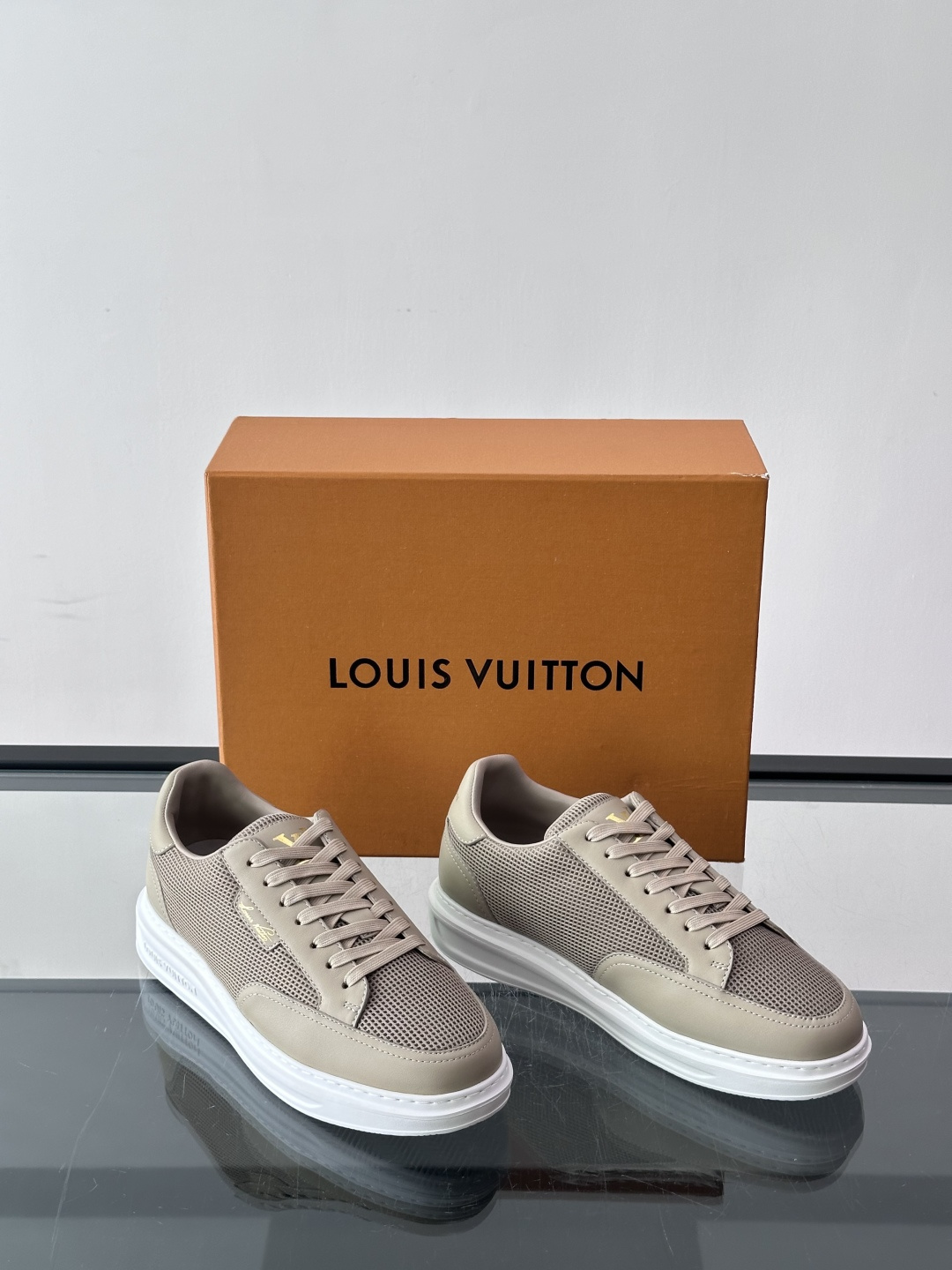 Louis Vuitton 男士休闲板鞋​​，皮革 + 网孔拼接鞋面，"Louis Vuitton"手写标在鞋舌上，厚底