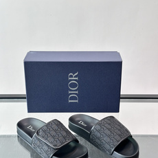 Dior Aqua 凉鞋🩴米色和黑色 Oblique 印花面料这款经重新演绎的 Dior Aqua 凉鞋展现乔纳森·安德 Dior Aqua 凉鞋🩴米色和黑色 Oblique 印花面料这款经重新演绎的 Dior Aqua 凉鞋展现乔纳森·安德