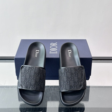 Dior Aqua 凉鞋🩴米色和黑色 Oblique 印花面料这款经重新演绎的 Dior Aqua 凉鞋展现乔纳森·安德 Dior Aqua 凉鞋🩴米色和黑色 Oblique 印花面料这款经重新演绎的 Dior Aqua 凉鞋展现乔纳森·安德