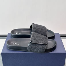 Dior Aqua 凉鞋🩴米色和黑色 Oblique 印花面料这款经重新演绎的 Dior Aqua 凉鞋展现乔纳森·安德 Dior Aqua 凉鞋🩴米色和黑色 Oblique 印花面料这款经重新演绎的 Dior Aqua 凉鞋展现乔纳森·安德