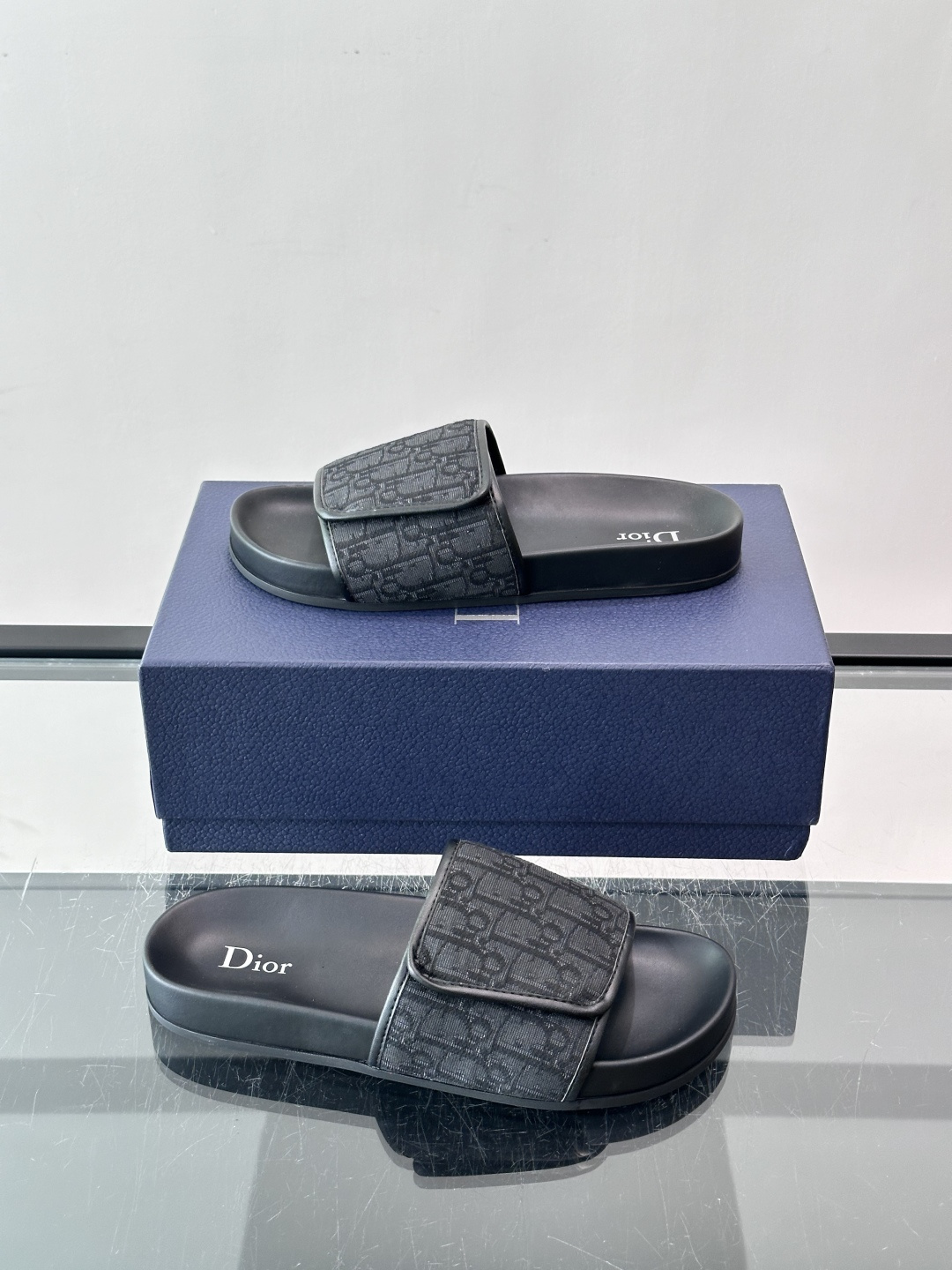 Dior Aqua 凉鞋🩴米色和黑色 Oblique 印花面料这款经重新演绎的 Dior Aqua 凉鞋展现乔纳森·安德 Dior Aqua 凉鞋🩴米色和黑色 Oblique 印花面料这款经重新演绎的 Dior Aqua 凉鞋展现乔纳森·安德