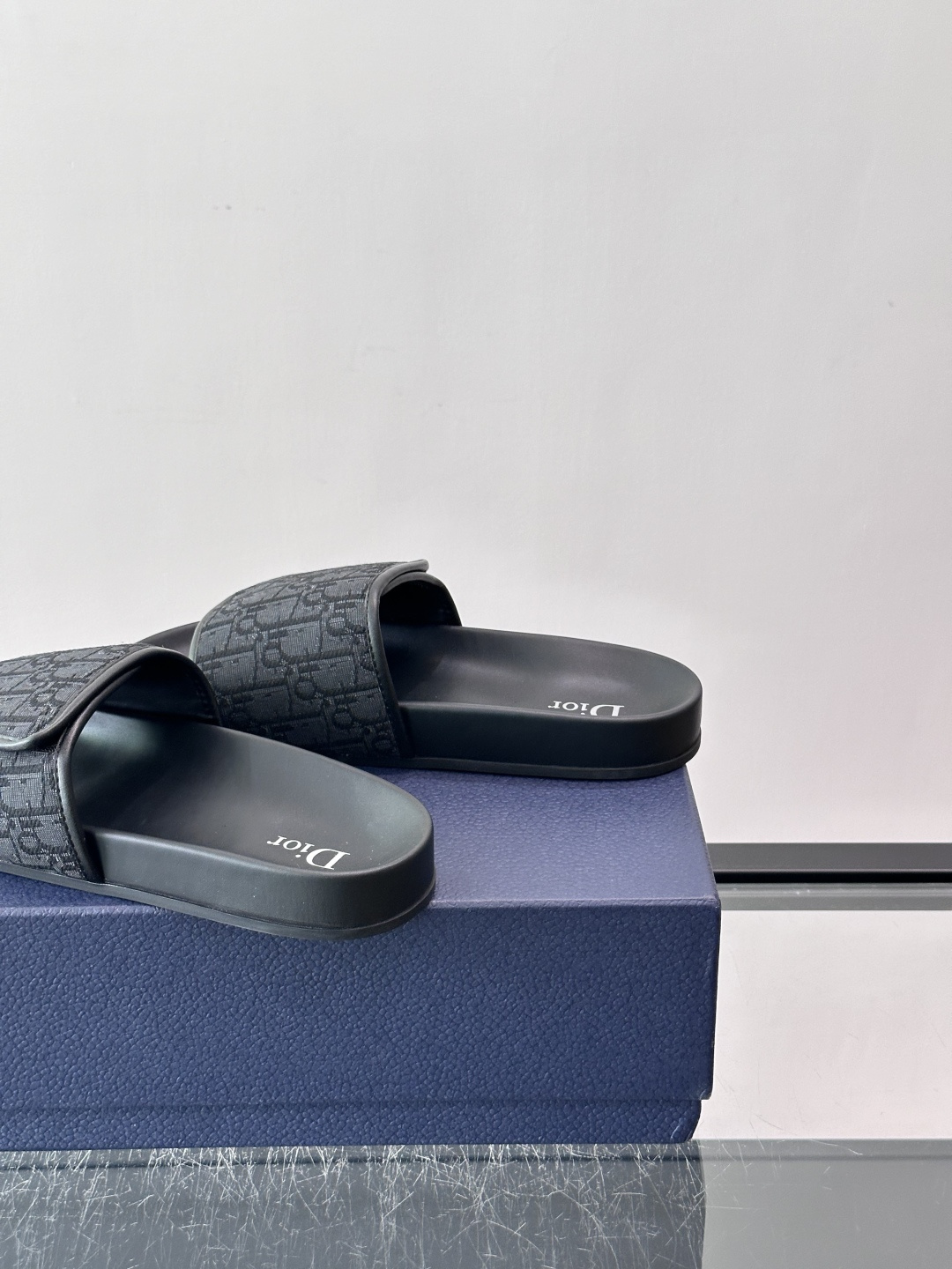 Dior Aqua 凉鞋🩴米色和黑色 Oblique 印花面料这款经重新演绎的 Dior Aqua 凉鞋展现乔纳森·安德 Dior Aqua 凉鞋🩴米色和黑色 Oblique 印花面料这款经重新演绎的 Dior Aqua 凉鞋展现乔纳森·安德