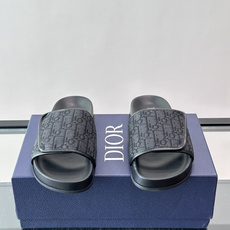 Dior Aqua 凉鞋🩴米色和黑色 Oblique 印花面料这款经重新演绎的 Dior Aqua 凉鞋展现乔纳森·安德 Dior Aqua 凉鞋🩴米色和黑色 Oblique 印花面料这款经重新演绎的 Dior Aqua 凉鞋展现乔纳森·安德