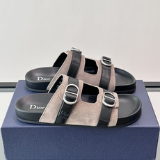 Dior Aqua 凉鞋 🩴绒面牛皮革 这款经重新演绎的 Dior Aqua 凉鞋展现乔纳森·安德森 (Jonathan Dior Aqua 凉鞋 🩴绒面牛皮革 这款经重新演绎的 Dior Aqua 凉鞋展现乔纳森·安德森 (Jonathan