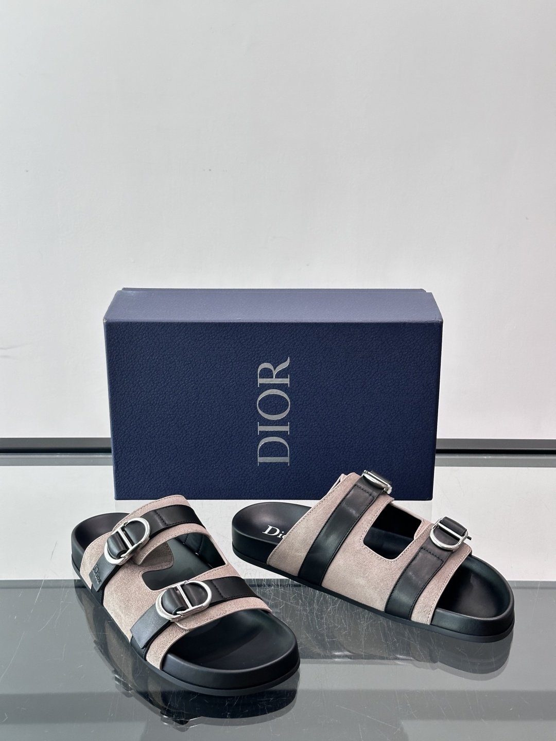 Dior Aqua 凉鞋 🩴绒面牛皮革 这款经重新演绎的 Dior Aqua 凉鞋展现乔纳森·安德森 (Jonathan Dior Aqua 凉鞋 🩴绒面牛皮革 这款经重新演绎的 Dior Aqua 凉鞋展现乔纳森·安德森 (Jonathan