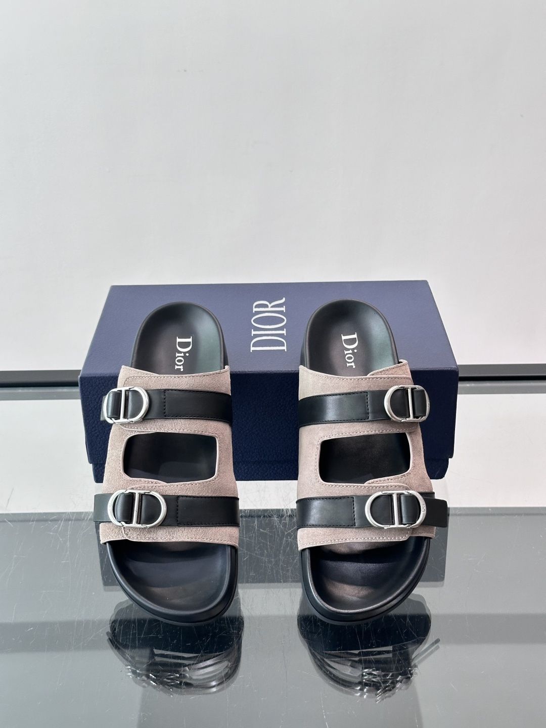 Dior Aqua 凉鞋 🩴绒面牛皮革 这款经重新演绎的 Dior Aqua 凉鞋展现乔纳森·安德森 (Jonathan Dior Aqua 凉鞋 🩴绒面牛皮革 这款经重新演绎的 Dior Aqua 凉鞋展现乔纳森·安德森 (Jonathan