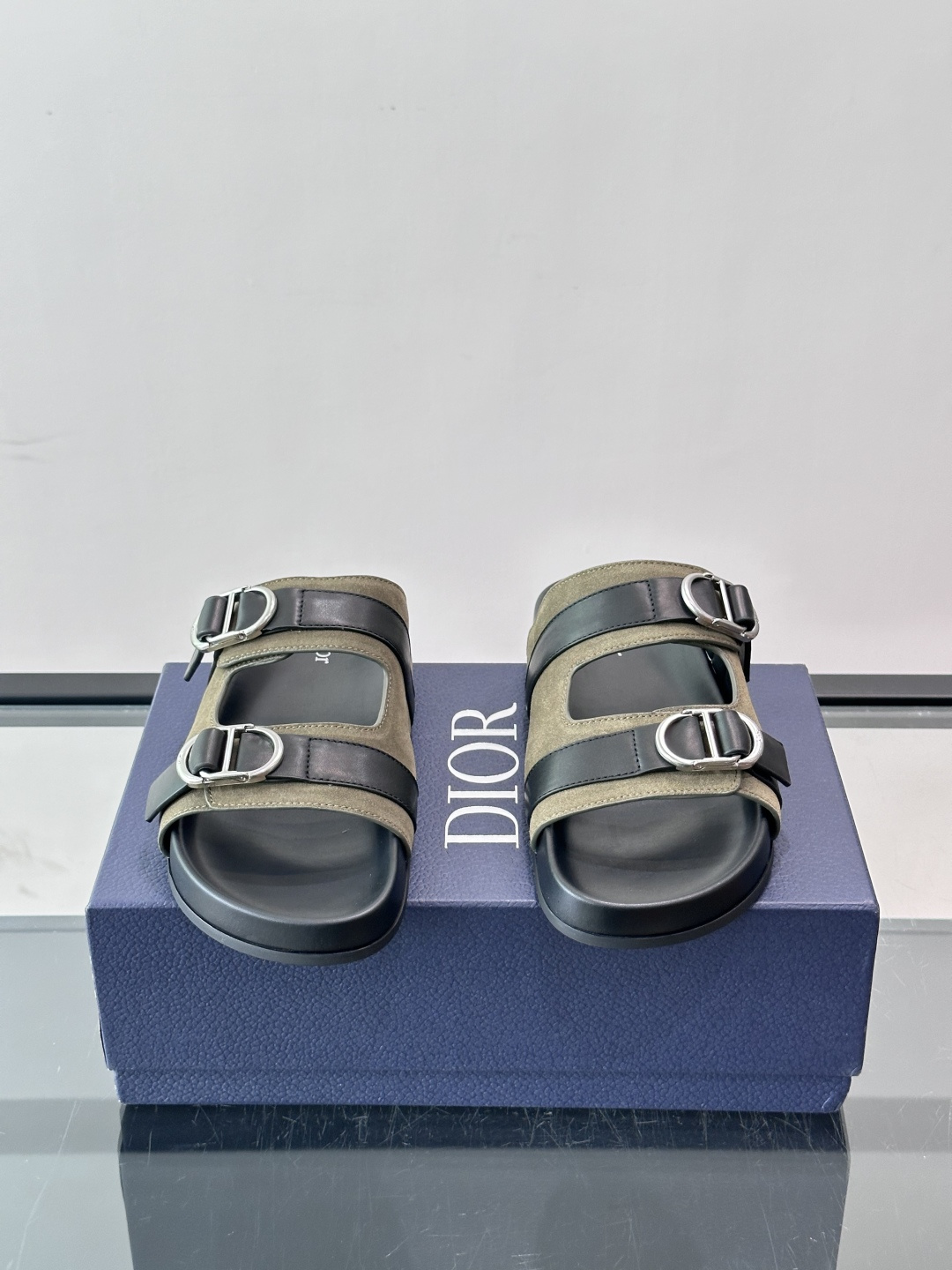 Dior Aqua 凉鞋 🩴绒面牛皮革 这款经重新演绎的 Dior Aqua 凉鞋展现乔纳森·安德森 (Jonathan Dior Aqua 凉鞋 🩴绒面牛皮革 这款经重新演绎的 Dior Aqua 凉鞋展现乔纳森·安德森 (Jonathan