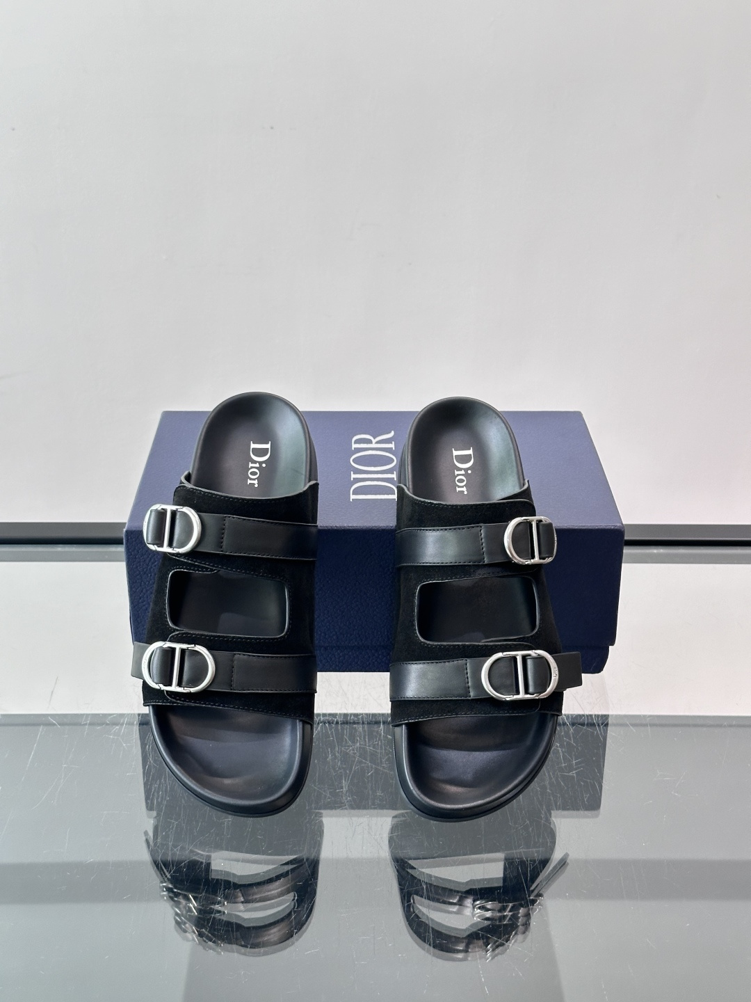 Dior Aqua 凉鞋 🩴绒面牛皮革 这款经重新演绎的 Dior Aqua 凉鞋展现乔纳森·安德森 (Jonathan Dior Aqua 凉鞋 🩴绒面牛皮革 这款经重新演绎的 Dior Aqua 凉鞋展现乔纳森·安德森 (Jonathan
