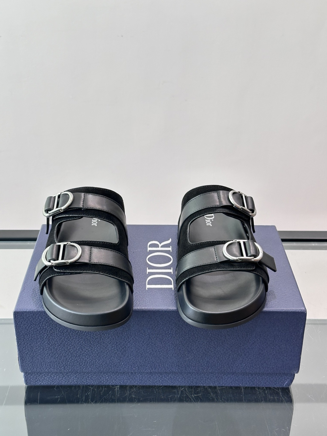 Dior Aqua 凉鞋 🩴绒面牛皮革 这款经重新演绎的 Dior Aqua 凉鞋展现乔纳森·安德森 (Jonathan Dior Aqua 凉鞋 🩴绒面牛皮革 这款经重新演绎的 Dior Aqua 凉鞋展现乔纳森·安德森 (Jonathan