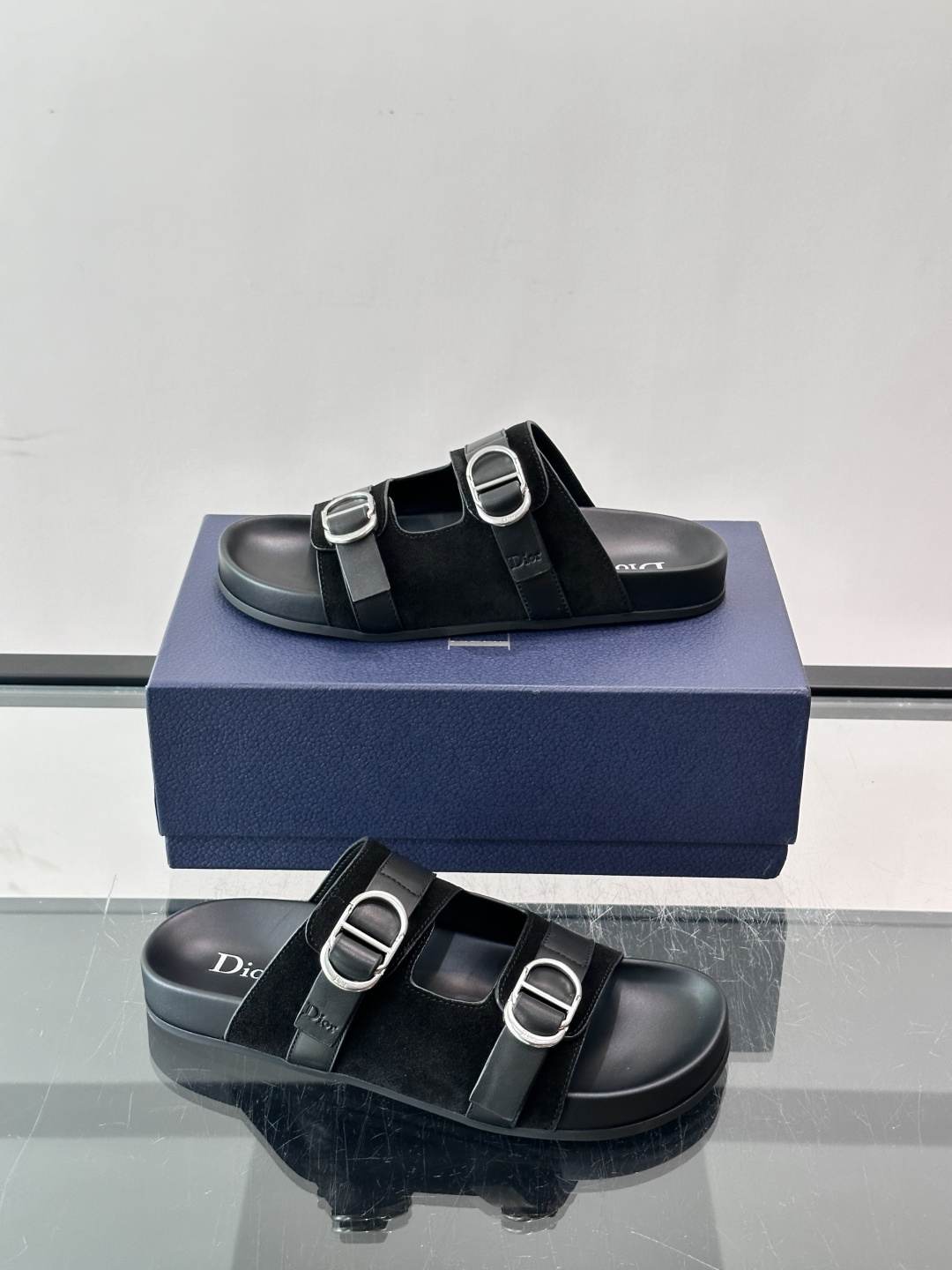 Dior Aqua 凉鞋 🩴绒面牛皮革 这款经重新演绎的 Dior Aqua 凉鞋展现乔纳森·安德森 (Jonathan Dior Aqua 凉鞋 🩴绒面牛皮革 这款经重新演绎的 Dior Aqua 凉鞋展现乔纳森·安德森 (Jonathan