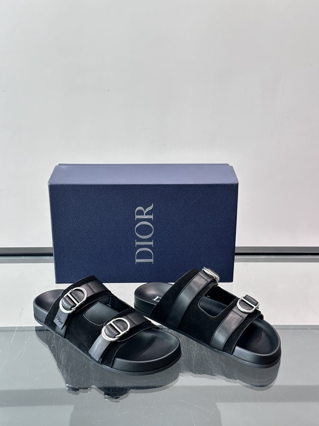 Dior Aqua 凉鞋 🩴绒面牛皮革 这款经重新演绎的 Dior Aqua 凉鞋展现乔纳森·安德森 (Jonathan Dior Aqua 凉鞋 🩴绒面牛皮革 这款经重新演绎的 Dior Aqua 凉鞋展现乔纳森·安德森 (Jonathan