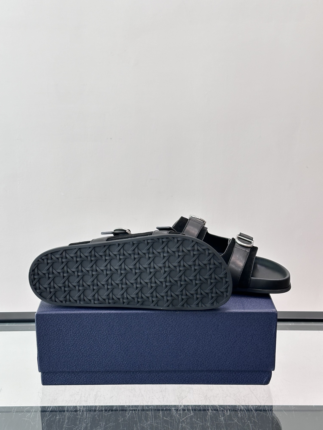 Dior Aqua 凉鞋 🩴绒面牛皮革 这款经重新演绎的 Dior Aqua 凉鞋展现乔纳森·安德森 (Jonathan Dior Aqua 凉鞋 🩴绒面牛皮革 这款经重新演绎的 Dior Aqua 凉鞋展现乔纳森·安德森 (Jonathan