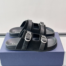 Dior Aqua 凉鞋 🩴绒面牛皮革 这款经重新演绎的 Dior Aqua 凉鞋展现乔纳森·安德森 (Jonathan Dior Aqua 凉鞋 🩴绒面牛皮革 这款经重新演绎的 Dior Aqua 凉鞋展现乔纳森·安德森 (Jonathan