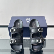 Dior Aqua 凉鞋Oblique 印花面料 这款经重新演绎的 Dior Aqua 凉鞋展现乔纳森·安德森 (Jon Dior Aqua 凉鞋Oblique 印花面料 这款经重新演绎的 Dior Aqua 凉鞋展现乔纳森·安德森 (Jon