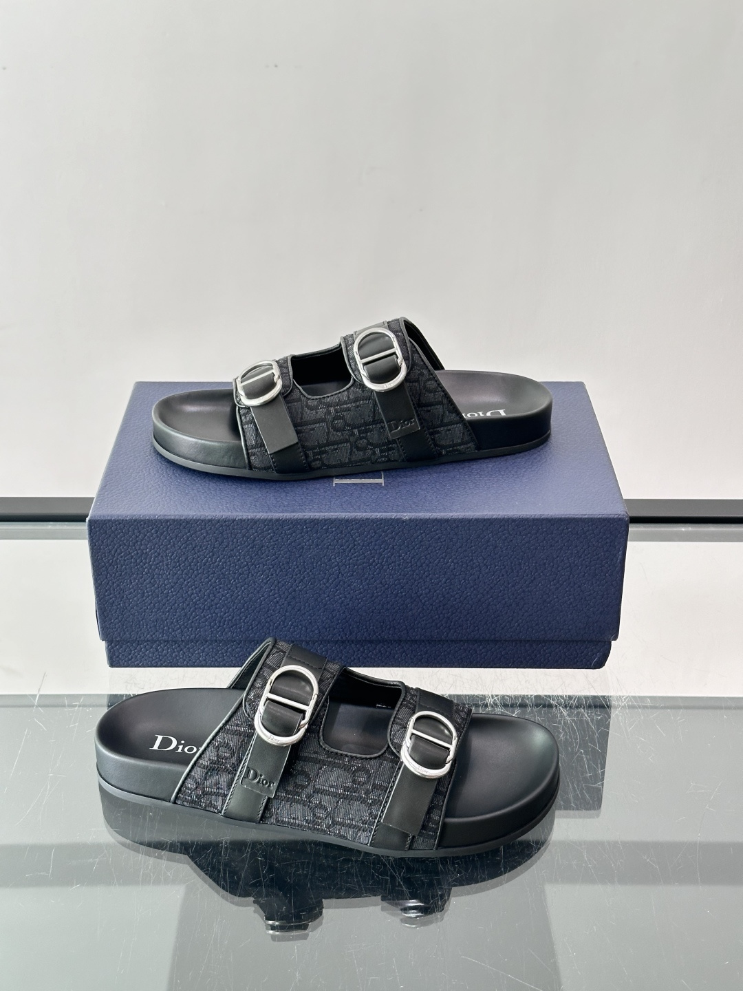 Dior Aqua 凉鞋Oblique 印花面料 这款经重新演绎的 Dior Aqua 凉鞋展现乔纳森·安德森 (Jon Dior Aqua 凉鞋Oblique 印花面料 这款经重新演绎的 Dior Aqua 凉鞋展现乔纳森·安德森 (Jon